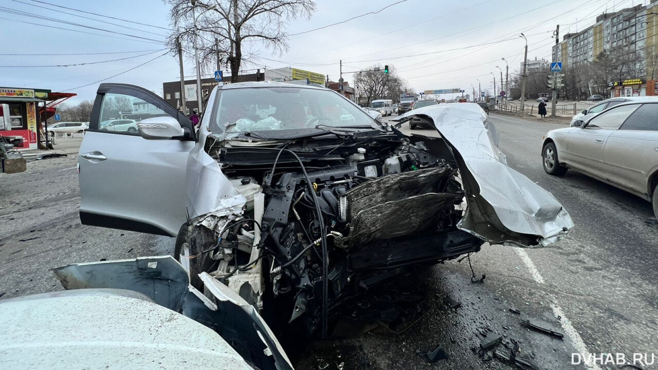 Пьяный водитель кроссовера устроил ДТП на Большой (ФОТО; ВИДЕО) — Новости  Хабаровска