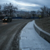 Спуск по Черёмуховой - проезжая часть обработана, тротуар скован льдом — newsvl.ru