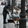 С раннего утра во Владивостоке очисткой тротуаров ото льда занято 238 дворников, сообщили в мэрии — newsvl.ru