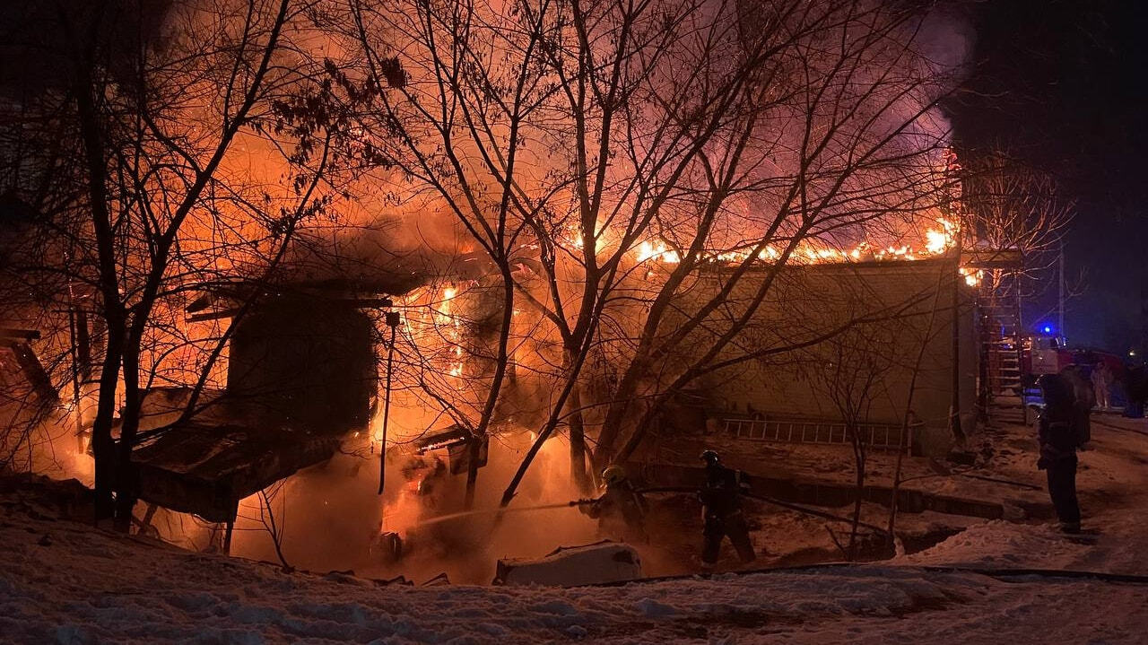 Мужчину из горящего коттеджа не успели спасти пожарные (ФОТО) — Новости  Хабаровска