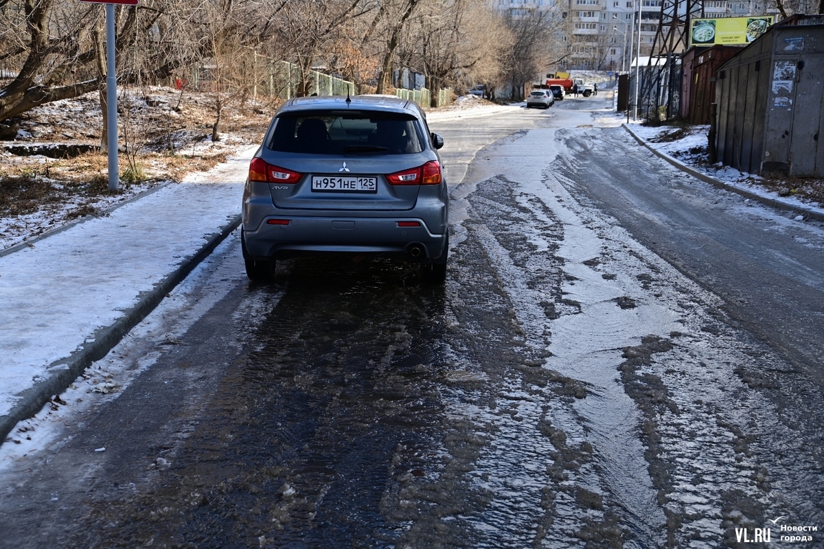 Из-за порыва на БАМе более 100 домов осталось без холодной воды, а улица  Иртышская покрылась льдом – Новости Владивостока на VL.ru