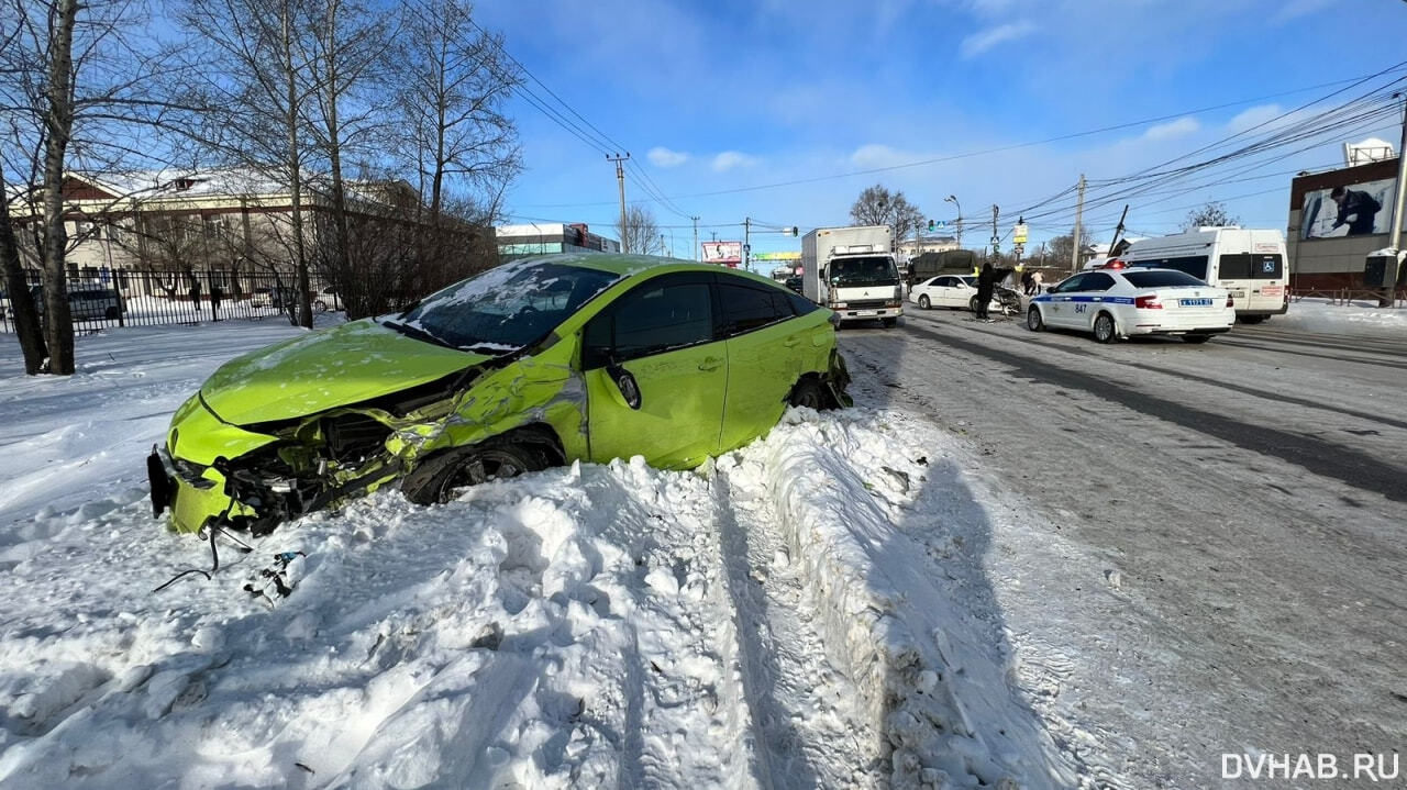 Водитель Prius пострадал при лобовом столкновении на Воронежской (ФОТО;  ВИДЕО) — Новости Хабаровска