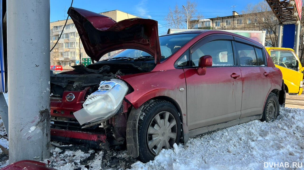 В столб занесло хабаровчанку на Nissan Tiida (ФОТО) — Новости Хабаровска