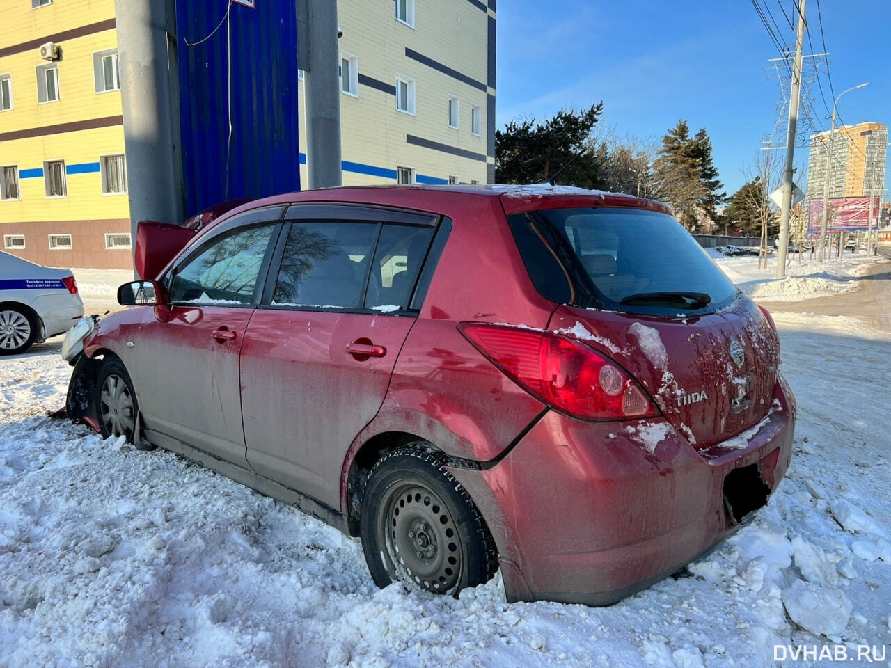 В столб занесло хабаровчанку на Nissan Tiida (ФОТО) — Новости Хабаровска