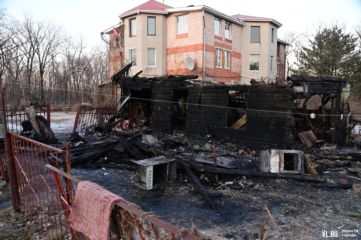 В пригороде Владивостока сгорел частный дом — погибли две женщины – Новости  Владивостока на VL.ru