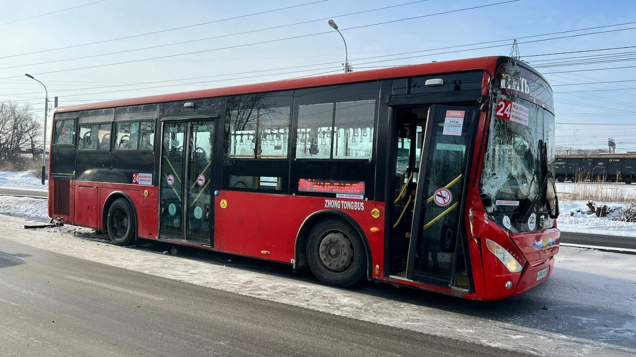 Автобус влетел в грузовик на проспекте (ФОТО) — Новости Хабаровска