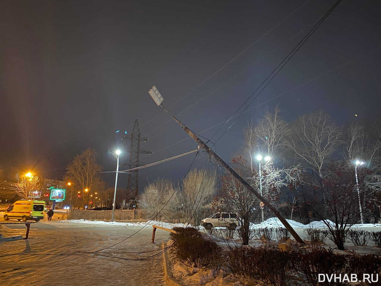 Улица повисших фонарей - покосившиеся столбы угрожают хабаровчанам (ФОТО) —  Новости Хабаровска