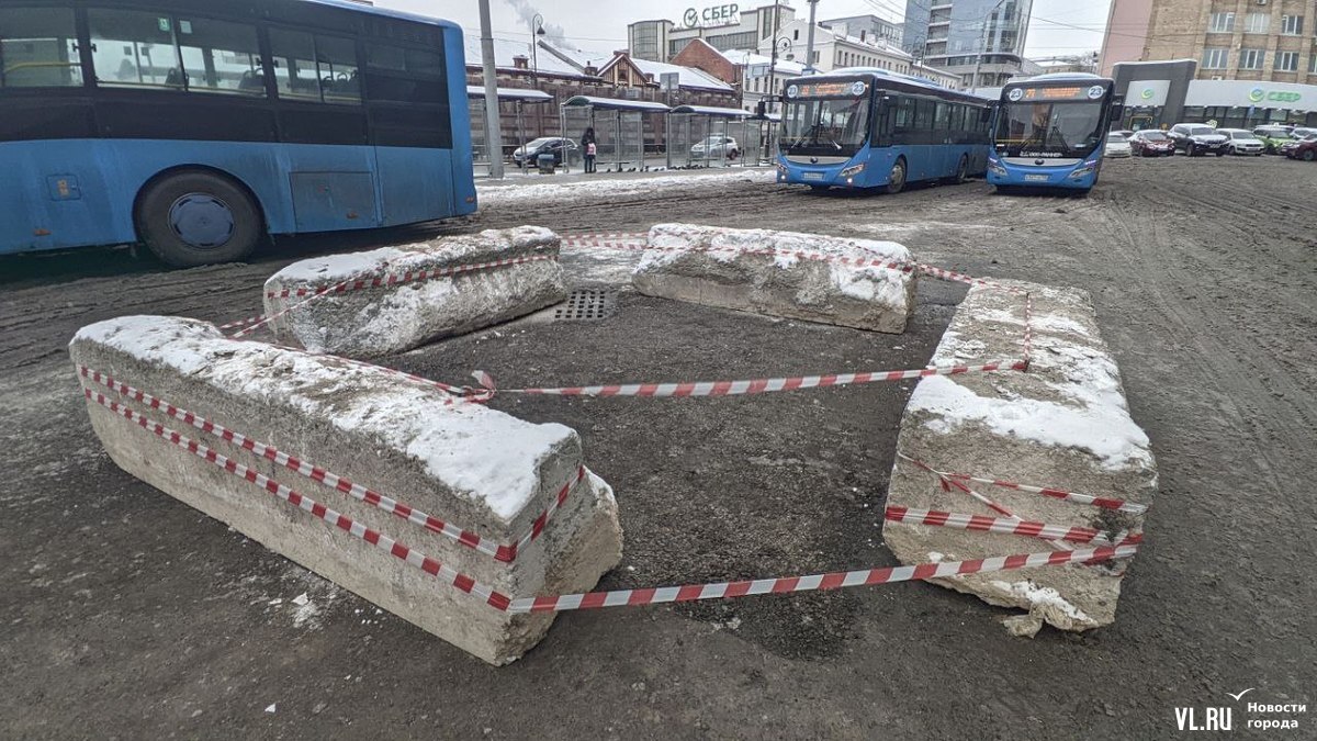 Ночью работники СГТ засыпали, заасфальтировали и огородили провал на  Семёновской площади (ФОТО) – Новости Владивостока на VL.ru