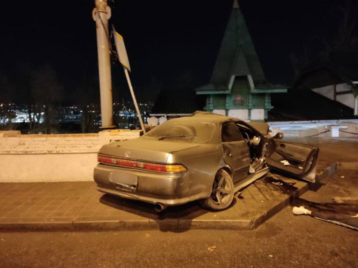 Toyota Mark II на полном ходу врезался в стену на Светланской, трое  госпитализированы – Новости Владивостока на VL.ru