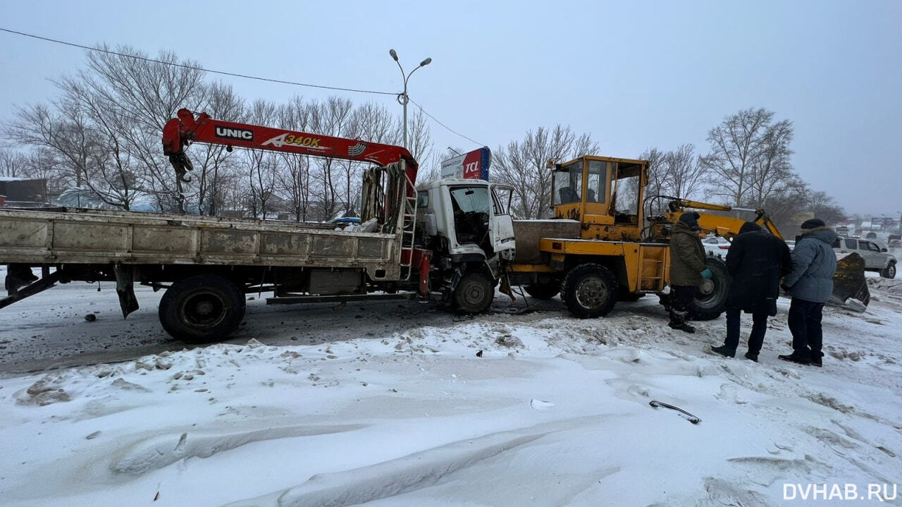 В снегоуборочную технику влетел эвакуатор на Воронежской (ФОТО) — Новости  Хабаровска