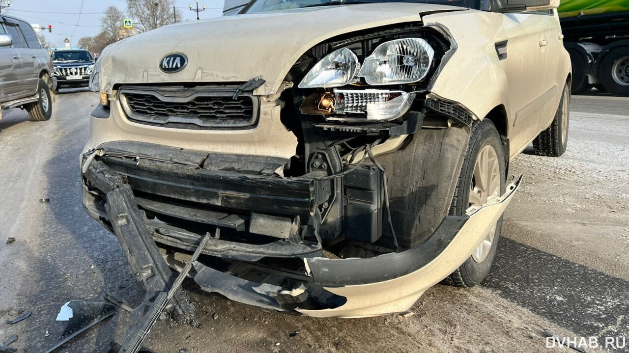 С бесхозных рельсов вылетел на встречку Kia Soul у краевой ГИБДД (ФОТО) —  Новости Хабаровска