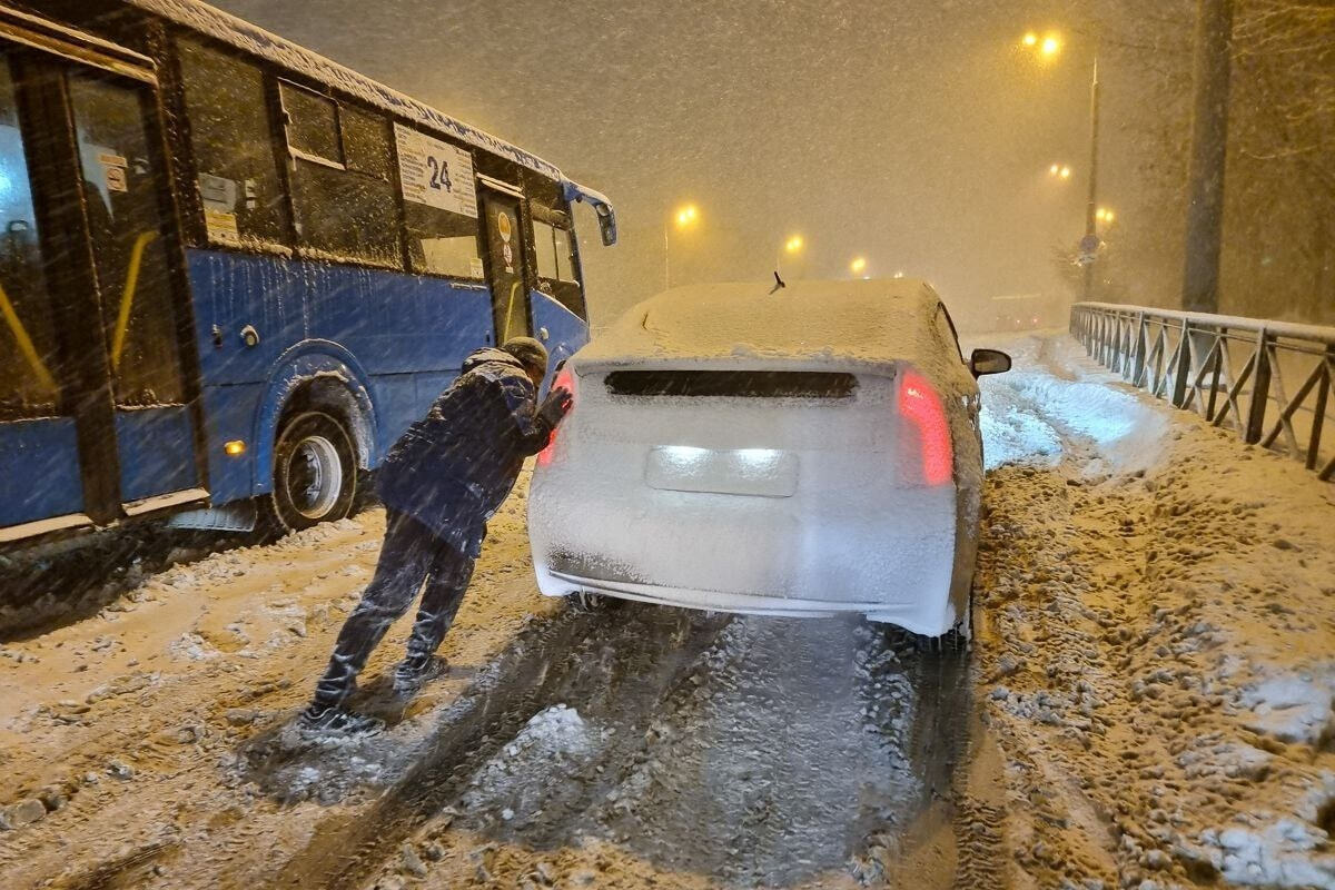 Владивосток утопает в снегу из-за мощного циклона (ФОТО) — Новости  Хабаровска