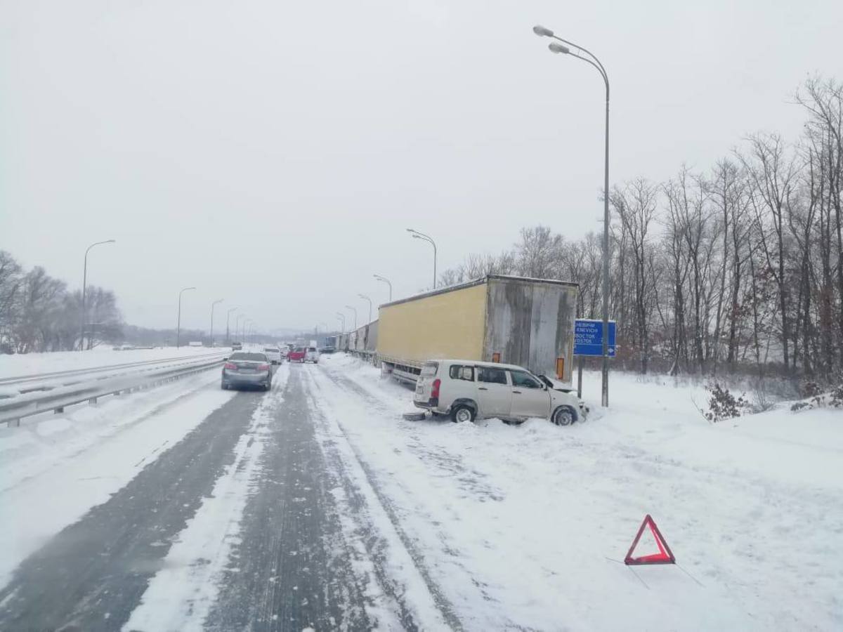 Возле посёлка Новый водитель погиб, врезавшись в припаркованную фуру –  Новости Владивостока на VL.ru