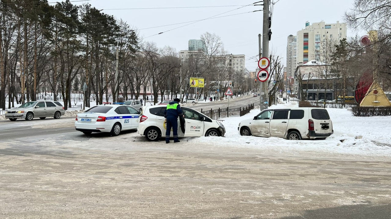 Женщина без прав устроила аварию на Амурском бульваре (ФОТО) — Новости  Хабаровска