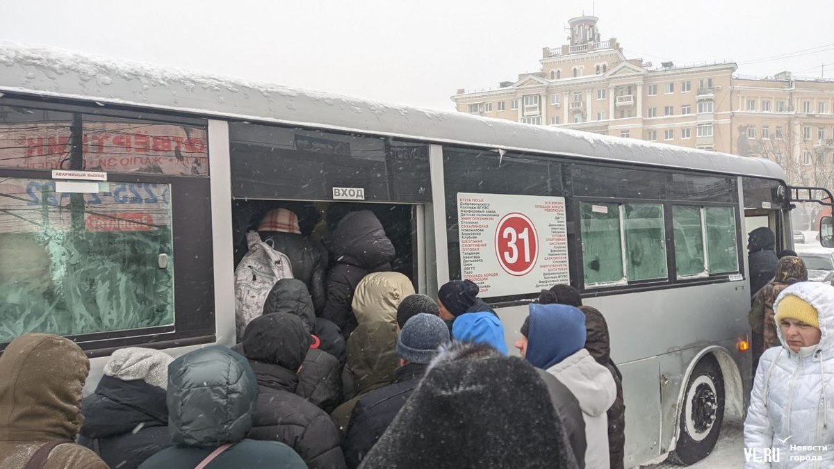 Владивостокцы на Луговой штурмуют автобусы до центра – Новости Владивостока  на VL.ru