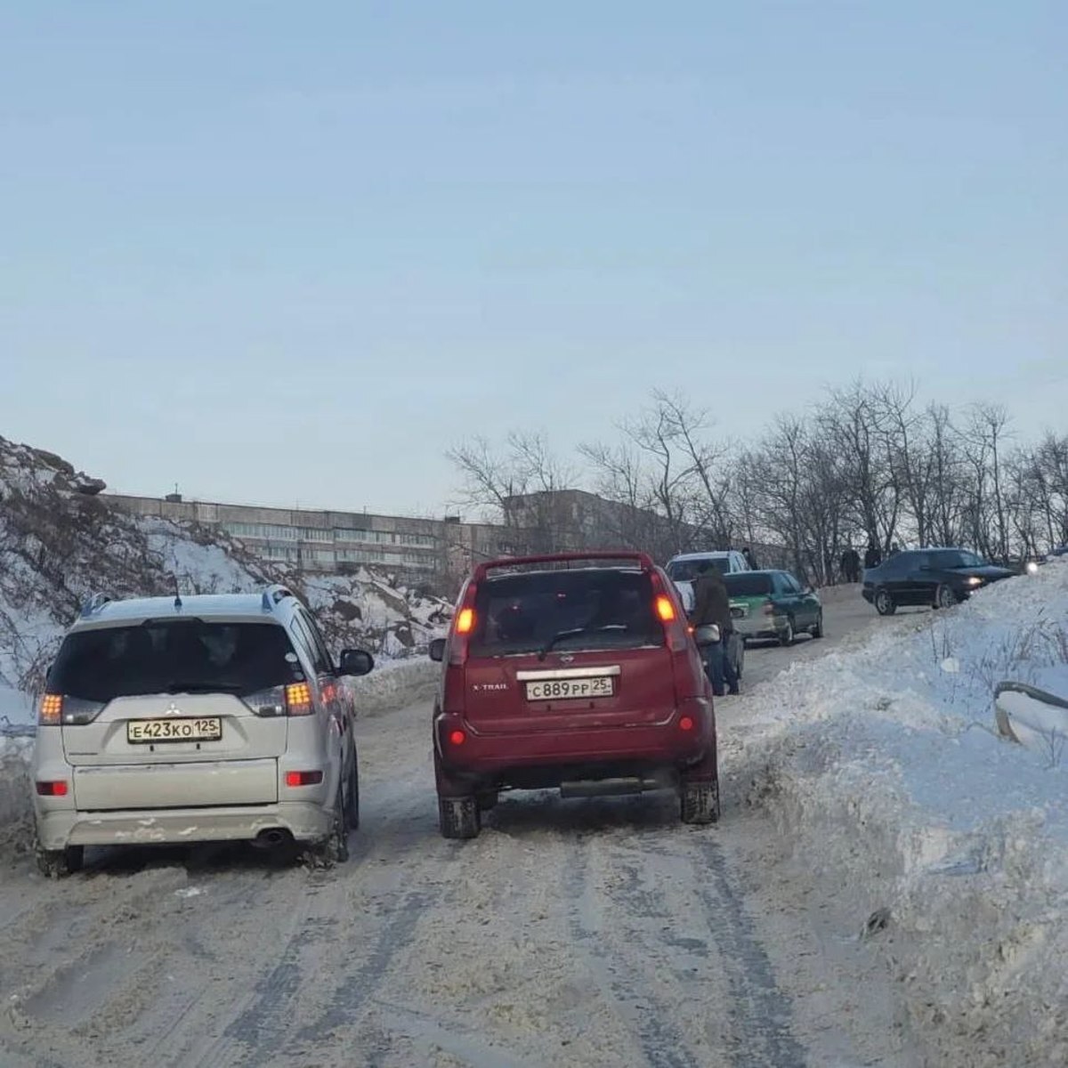 Микрорайон Зелёный Угол оказался в блокаде: по единственной дороге автобусы  не могут спуститься, а переднеприводные машины — подняться – Новости  Владивостока на VL.ru