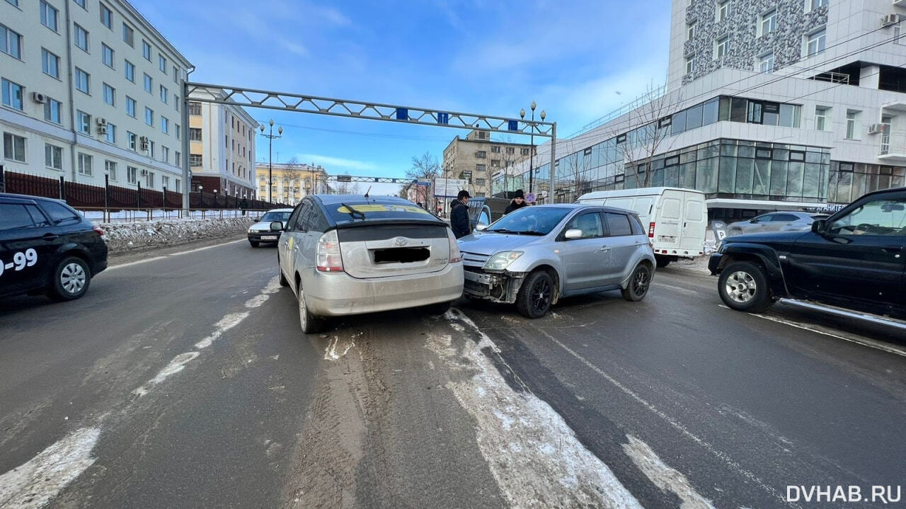 Крупная пробка образовалась на Дикопольцева из-за ДТП (ФОТО) — Новости  Хабаровска