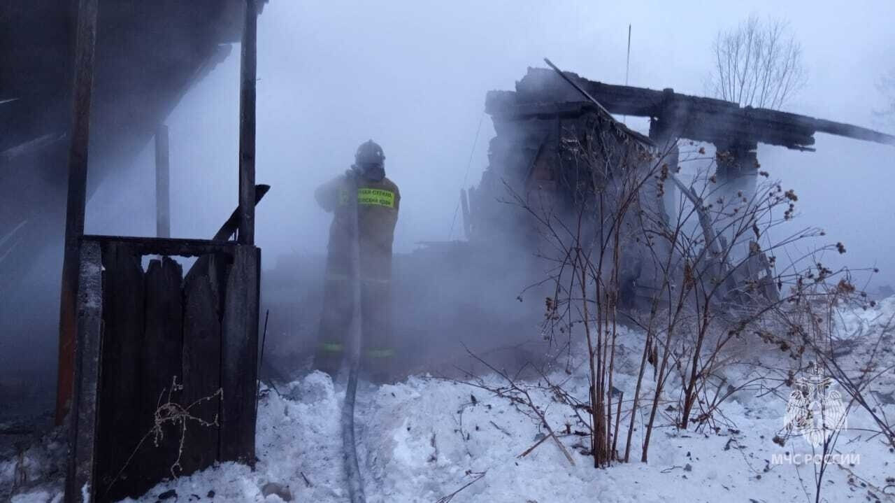 Жительницу дома нашли без признаков жизни после ночного пожара — Новости  Хабаровска