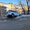 Водитель Honda HR-V, очевидно, не справился с управлением и врезался сначала в сугроб, а затем оказался на тротуаре — newsvl.ru