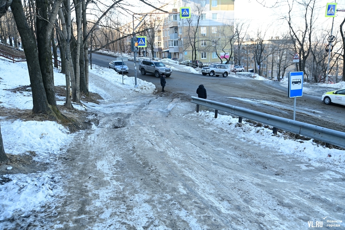 Остановку «Фрегат» заливает холодной водой (ФОТО) – Новости Владивостока на  VL.ru