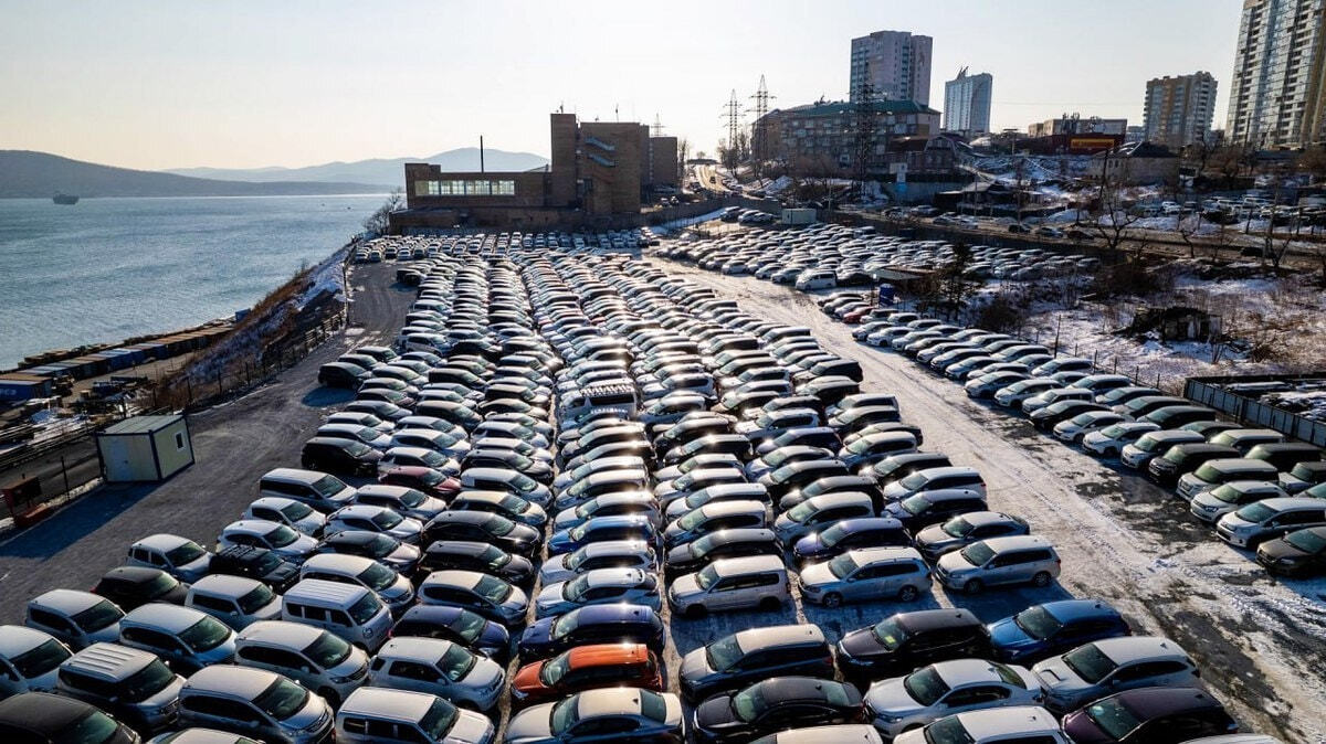Владивосток цены отзывы. Владивостокский автомобильный терминал. Машины в порту Владивостока. Склад японских автомобилей. Авто свх Владивосток.