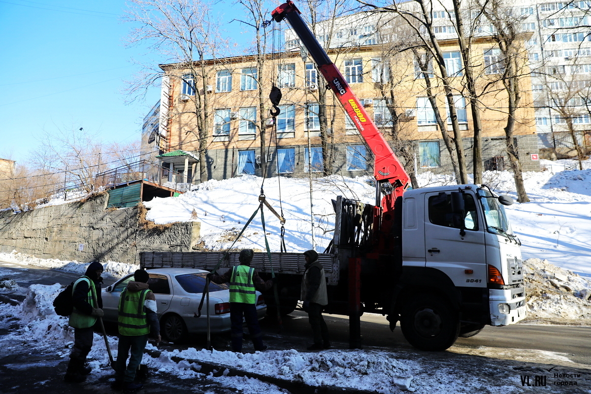 Вместе с ГИБДД и эвакуаторами дорожники чистят от снега улицу Адмирала  Юмашева (ФОТО) – Новости Владивостока на VL.ru