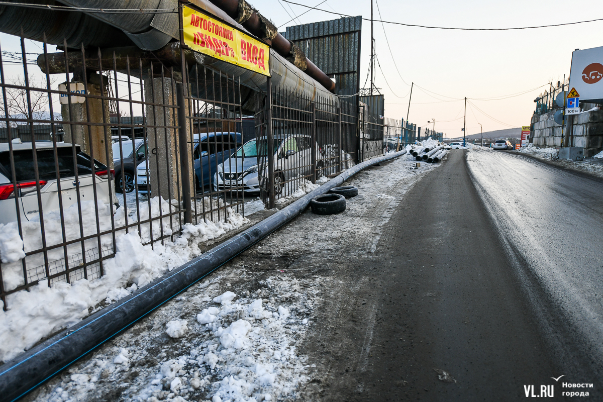 Из-за строения, мешающего ремонту порыва на Зелёном Углу, пришлось тянуть  временный 140-метровый водовод – Новости Владивостока на VL.ru