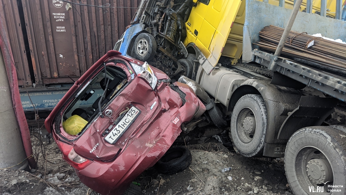 Под Золотым мостом большегруз снёс несколько автомобилей и врезался в  железнодорожный состав (ФОТО) – Новости Владивостока на VL.ru