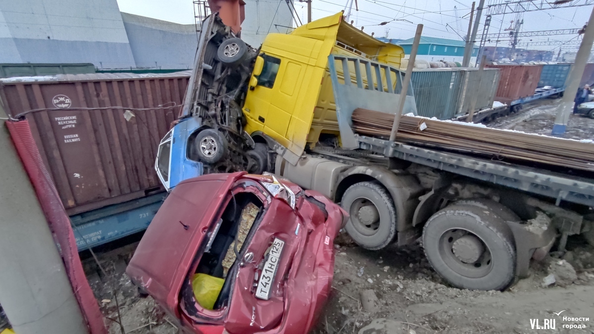 Под Золотым мостом большегруз снёс несколько автомобилей и врезался в  железнодорожный состав (ФОТО) – Новости Владивостока на VL.ru