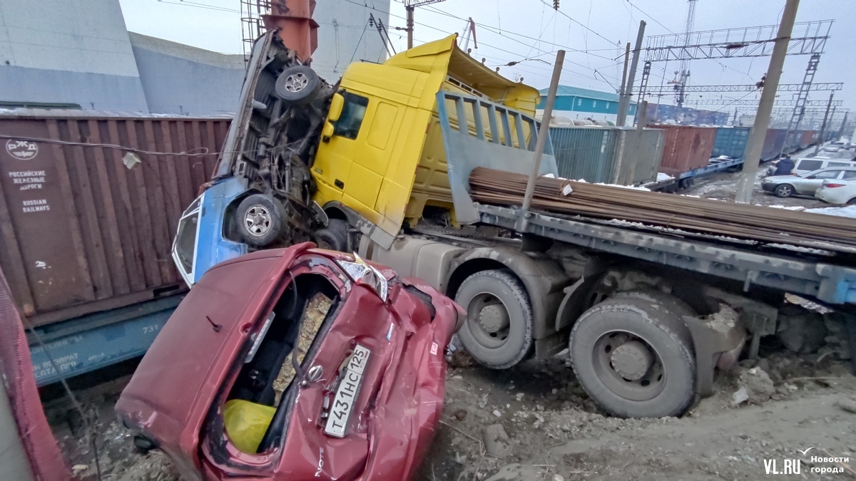 Под Золотым мостом большегруз снёс несколько автомобилей и врезался в  железнодорожный состав (ФОТО) – Новости Владивостока на VL.ru