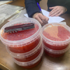 Полиция в Уссурийске задержала двух продавцов фальшивой красной икры, которая выглядит как настоящая