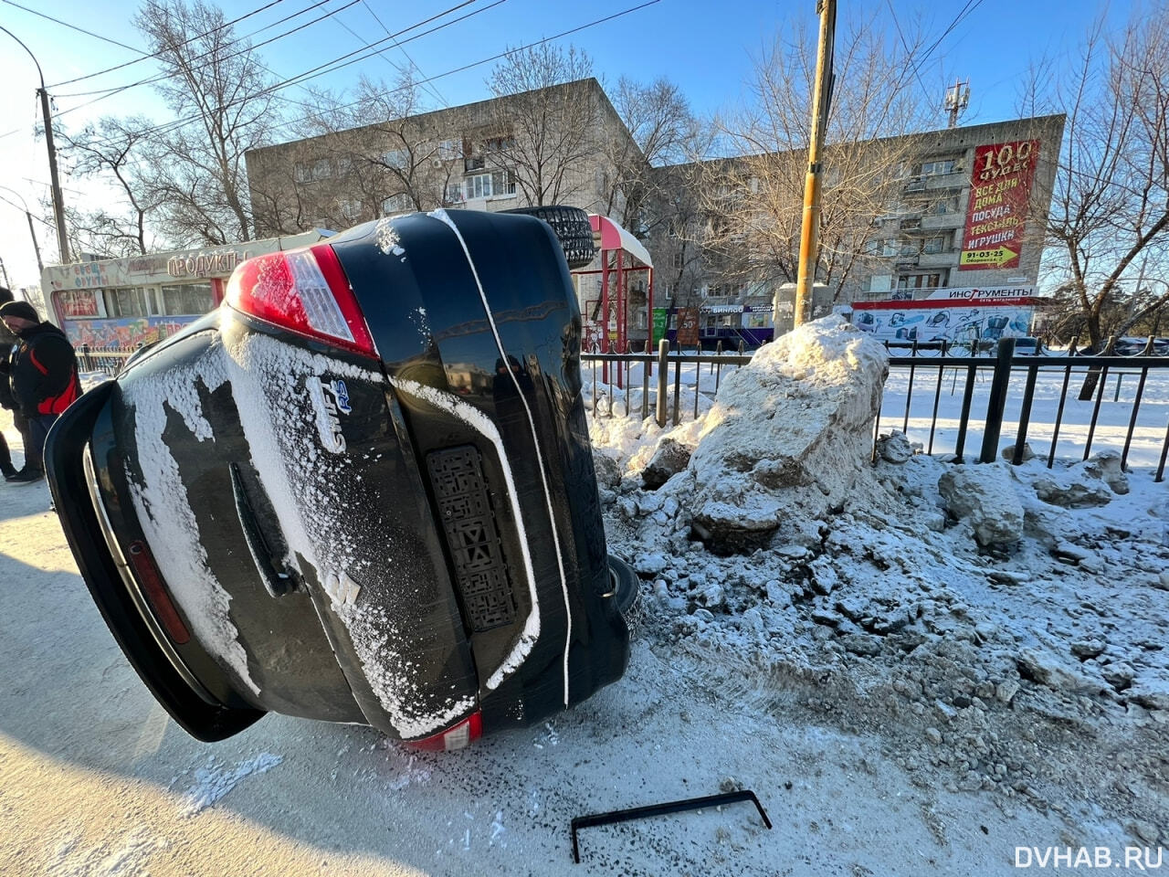 На бок завалилась Suzuki Swift из-за таксиста и сугроба (ФОТО) — Новости  Хабаровска