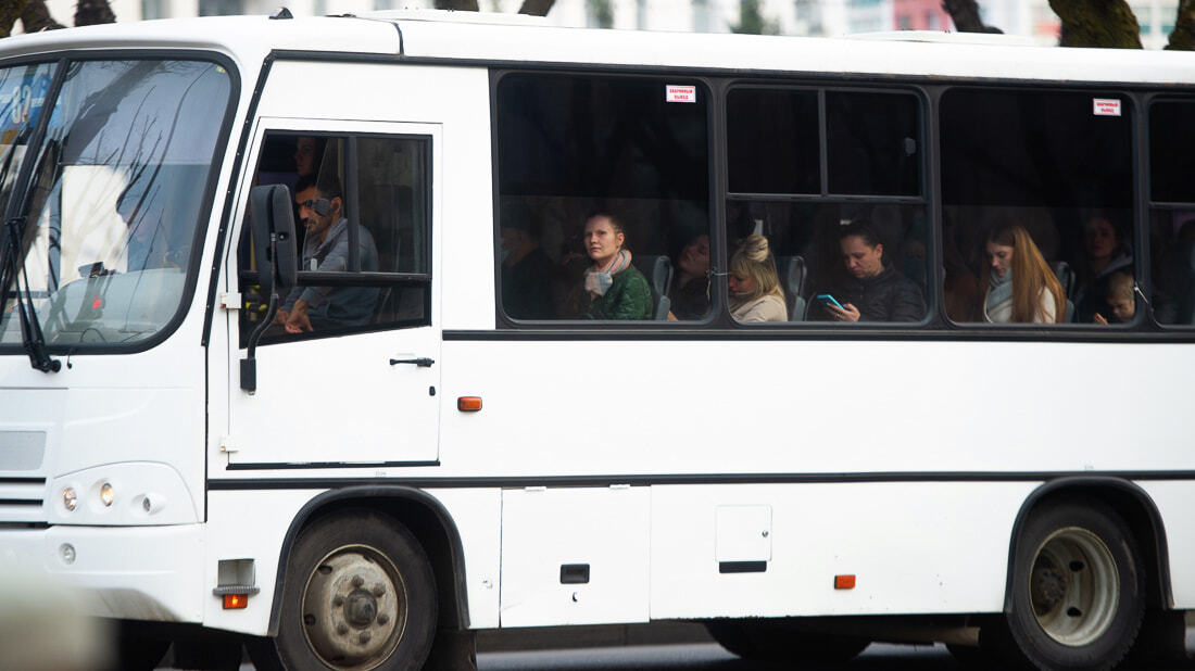 В Приморском районе Петербурга задымился белый автобус: видео - 29 февраля - afisha-piknik.ru