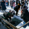 Первыми к проруби подошли те, кто не собирался нырять, но хотел умыться освящённой водой — newsvl.ru