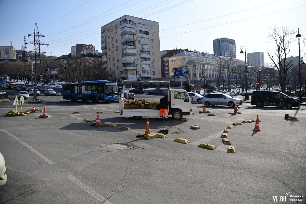 У остановки «Покровский парк» на перекрёстке установили делиниаторы (ФОТО)  – Новости Владивостока на VL.ru