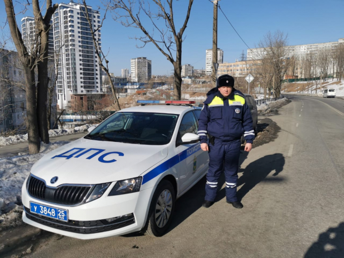 Скорая полицейская помощь: сотрудники ГИБДД Владивостока помогли роженице  вовремя доехать до роддома – Новости Владивостока на VL.ru