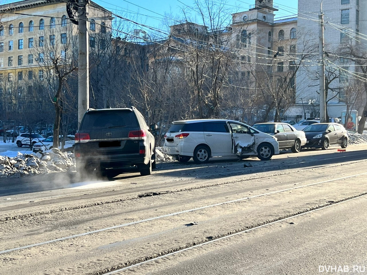 Объезжая пробку: на трамвайных путях столкнулись Wish и Land Cruiser (ФОТО)  — Новости Хабаровска