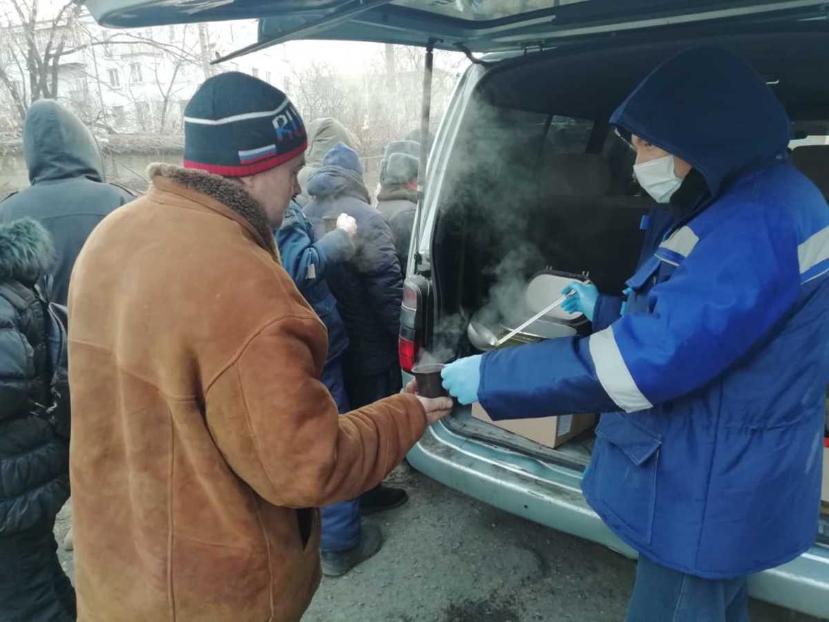 Тарелка горячего супа и тёплая одежда: как во Владивостоке работает  социальный автобус для попавших в трудную ситуацию людей – Новости  Владивостока на VL.ru