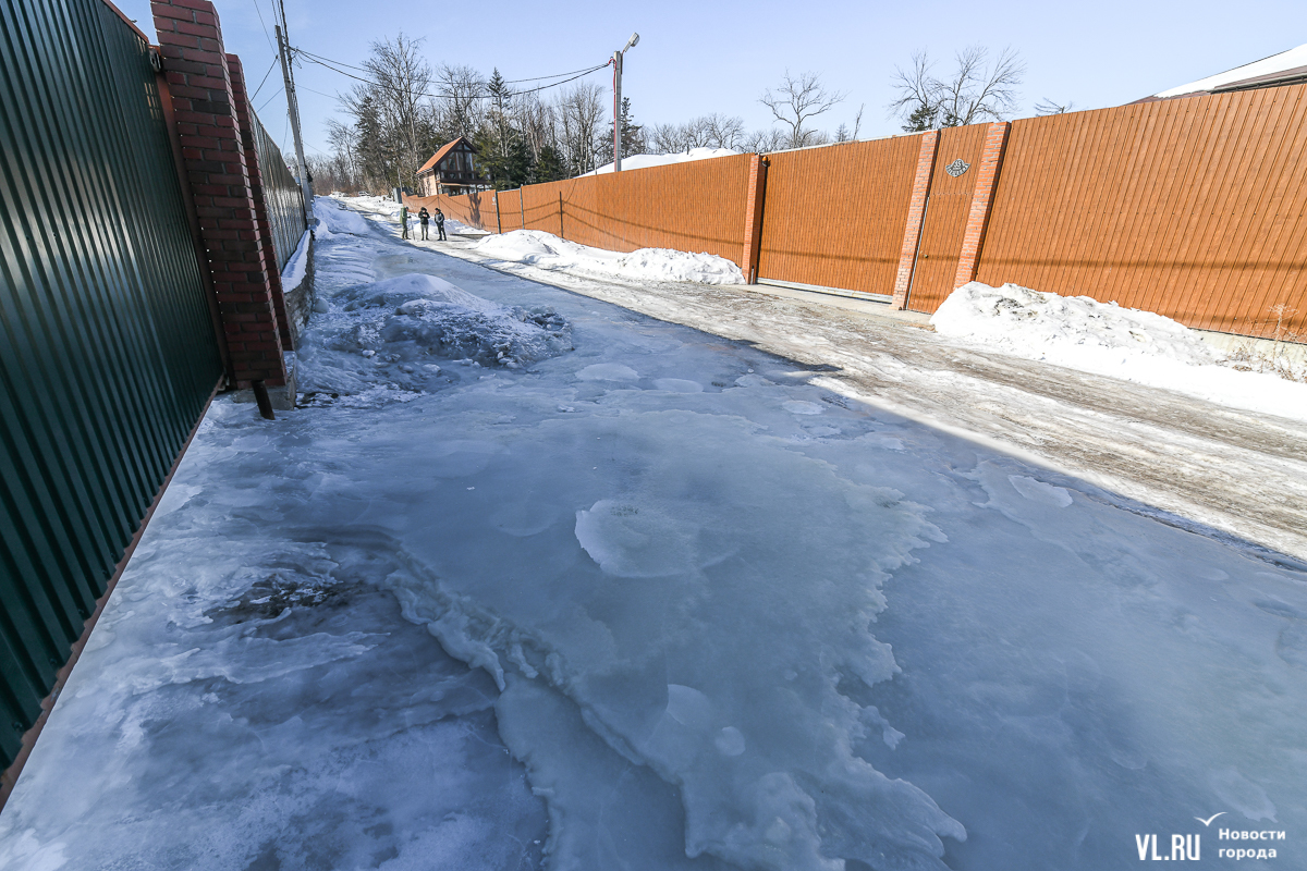 В пригороде Владивостока вода несколько дней топит частный сектор – дорога  покрылась 40-сантиметровым льдом (ФОТО) – Новости Владивостока на VL.ru