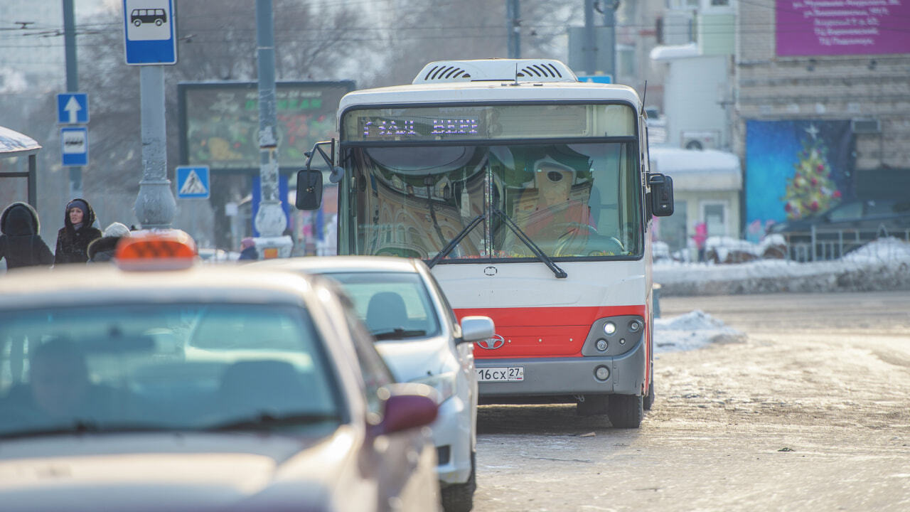 Интимный полумрак: тьма окутала салон хабаровского автобуса (ФОТО) —  Новости Хабаровска