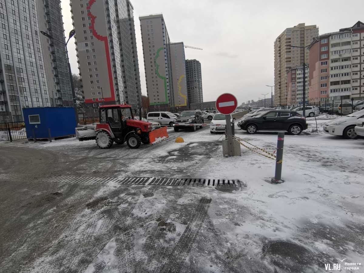 Спор двух ЖК во Владивостоке о сквозном проезде привёл к перекрытию  Зелёного бульвара даже для скорой и автобуса – Новости Владивостока на VL.ru