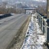 Тротуар на старом мосту даже никто не чистил — newsvl.ru