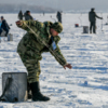 Рыбак собирает леску, чтобы посмотреть, есть ли улов — newsvl.ru