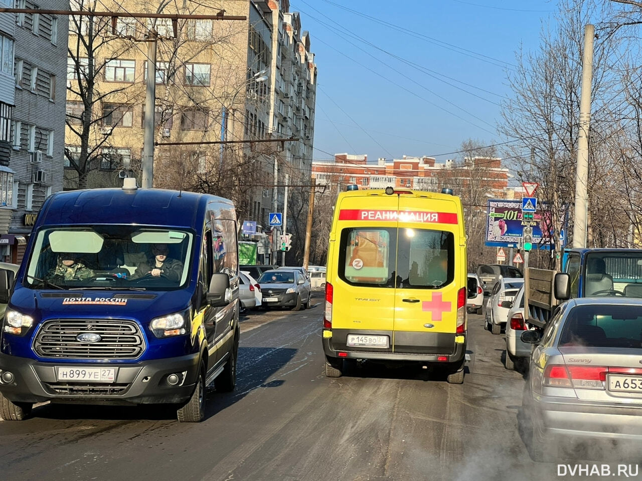 О сцепку автомобилей споткнулась спешившая на пары студентка (ФОТО) —  Новости Хабаровска