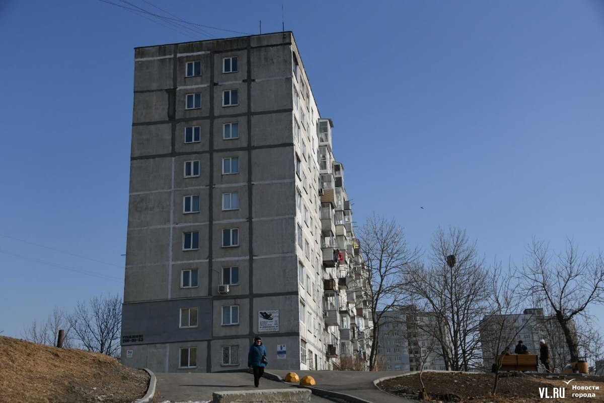 Фасадные плиты рухнули с девятого этажа дома на Добровольского – Новости  Владивостока на VL.ru