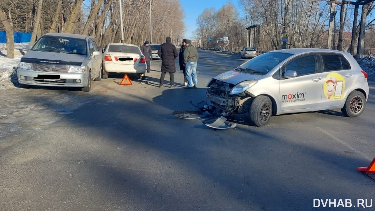 Тройное ДТП на Сидоренко устроил таксист (ФОТО) — Новости Хабаровска