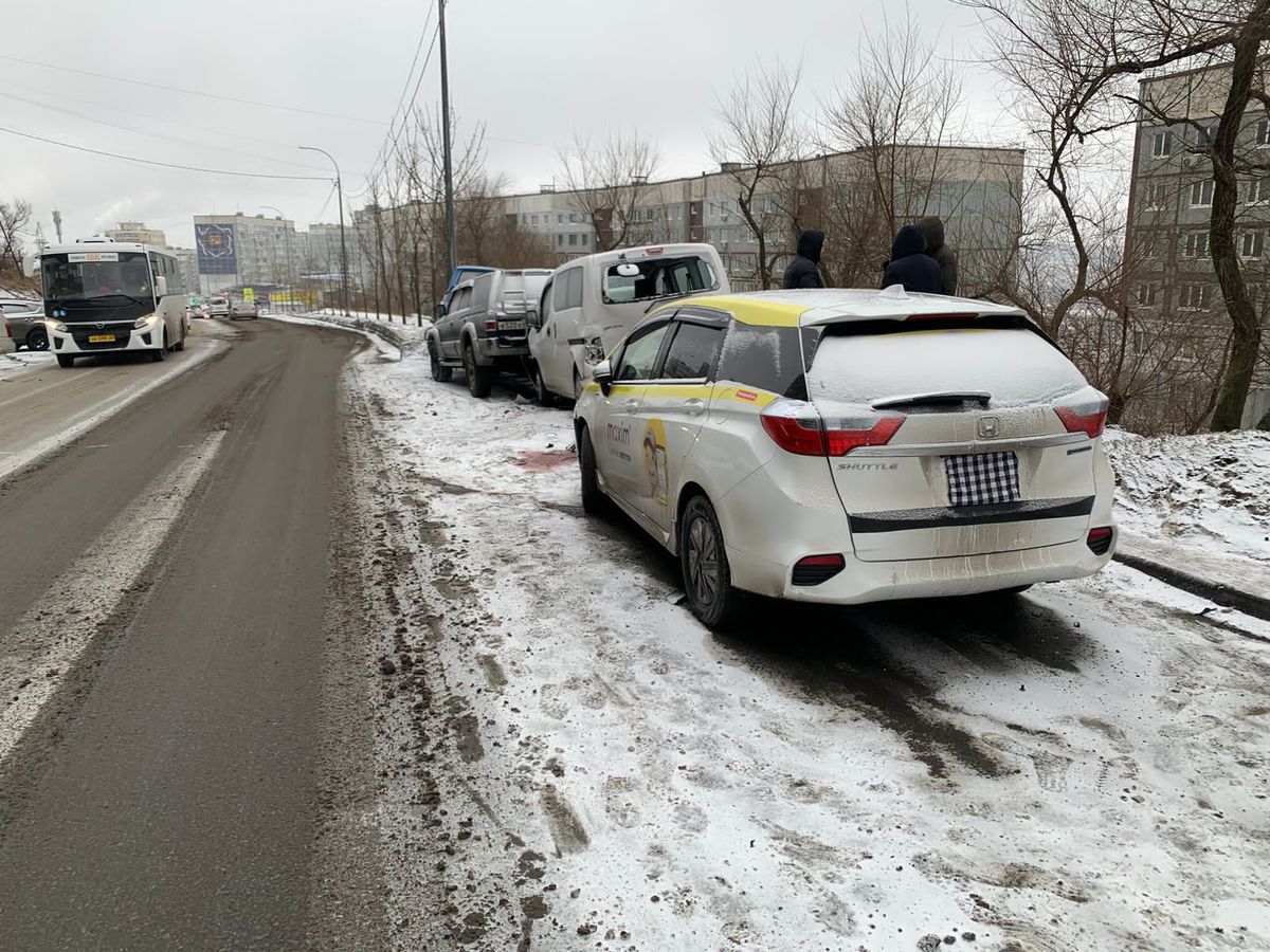 Утром на улице Нейбута уснувший водитель такси врезался в припаркованные  авто (ФОТО) – Новости Владивостока на VL.ru