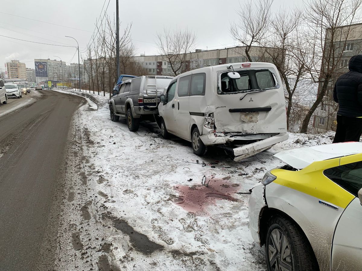 Утром на улице Нейбута уснувший водитель такси врезался в припаркованные  авто (ФОТО) – Новости Владивостока на VL.ru