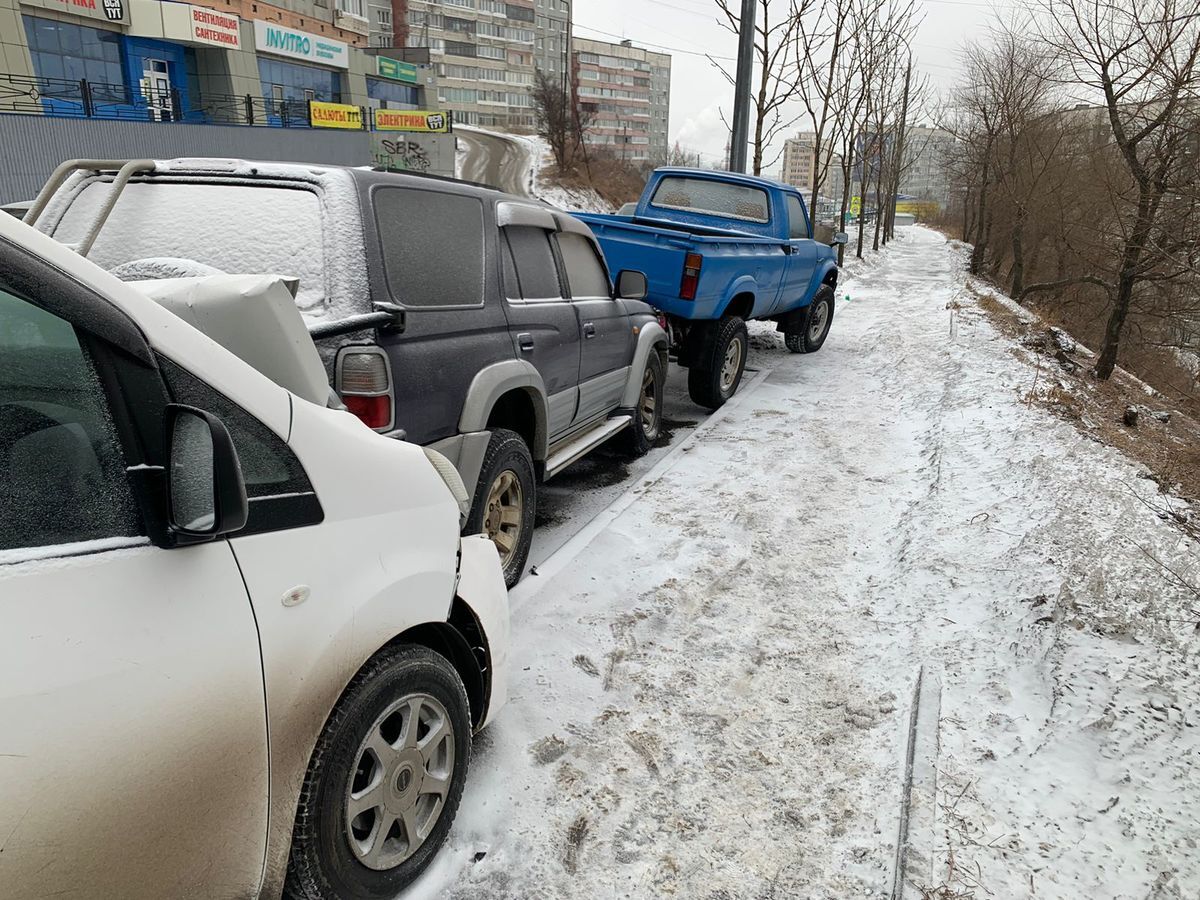 Утром на улице Нейбута уснувший водитель такси врезался в припаркованные  авто (ФОТО) – Новости Владивостока на VL.ru