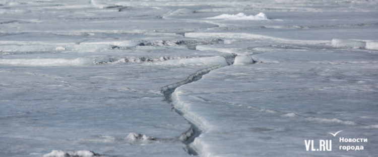 По льду пошли трещины. Трещины на льду. Опасный лед. Чем опасен лед.